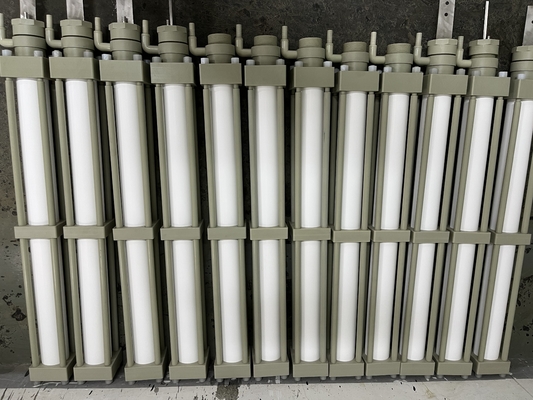 亜鉛・ニッケル合金アノードのための電解性孔状アルミナセラミック膜