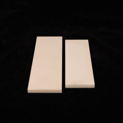 アルミナセラミック 熱膨張 8.9 X 10-6/K および密度 3.75-3.9g/cm3 お客様のB2Bニーズに最適