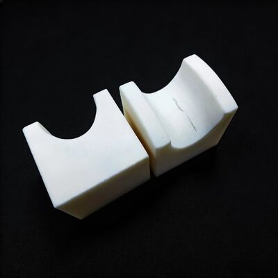 ヨーングスモジュール 200〜400 GPa アルミナセラミック 高耐久性部品のための18〜20KVmmの介電性強度を提供する